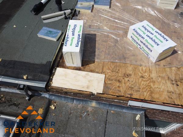 Plat dak isolatie met Kingspan isolatieplaten tijdens renovatie in Flevoland Plat dak isolatie met Kingspan isolatieplaten tijdens renovatie in Flevoland