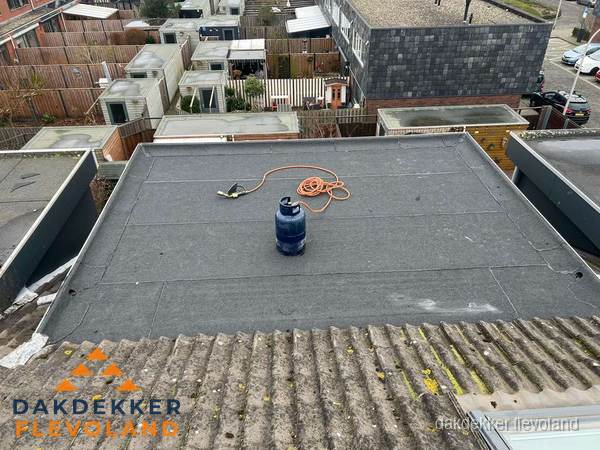 Dakreparatie plat dak met bitumen in Flevoland Dakreparatie plat dak met bitumen in Flevoland