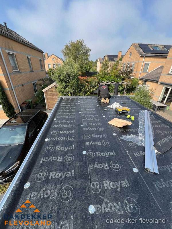 Nieuwe Royal bitumen dakbedekking op plat dak van aanbouw in Flevoland Nieuwe Royal bitumen dakbedekking op plat dak van aanbouw in Flevoland