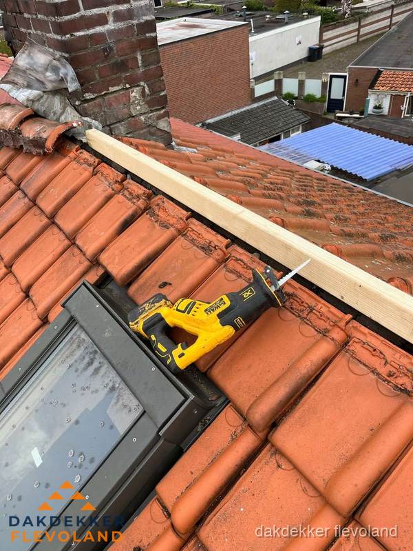 Kosten dak vervangen: werkzaamheden aan pannendak in Flevoland Kosten dak vervangen: werkzaamheden aan pannendak in Flevoland