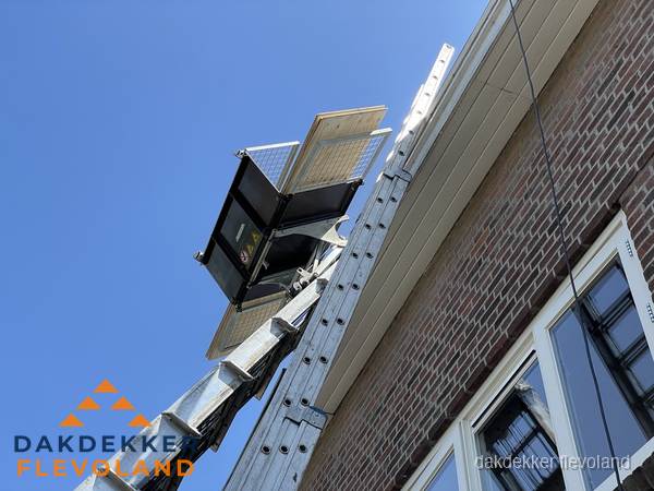 Dakgoot vervangen met dakdekkerslift in Flevoland Dakgoot vervangen met dakdekkerslift in Flevoland