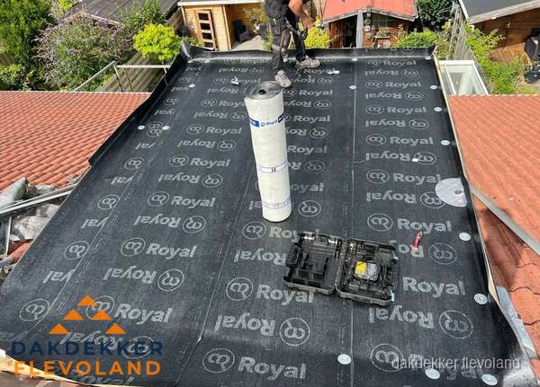 Dakrenovatie met Royal onderdak op plat dak in Flevoland Dakrenovatie met Royal onderdak op plat dak in Flevoland
