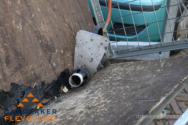 Dakdekkers gasbrander voor bitumen werkzaamheden in Flevoland