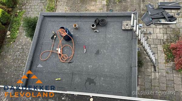 Plat dak met nieuwe bitumen bedekking in Flevoland Plat dak met nieuwe bitumen bedekking in Flevoland