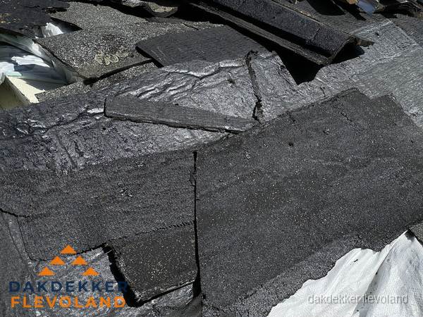 Verwijderd oud bitumen dakleer klaar voor vervanging in Flevoland Verwijderd oud bitumen dakleer klaar voor vervanging in Flevoland