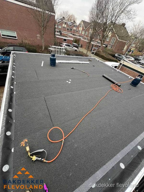 Afgewerkte dakrenovatie met bitumen op plat dak in Flevoland Afgewerkte dakrenovatie met bitumen op plat dak in Flevoland