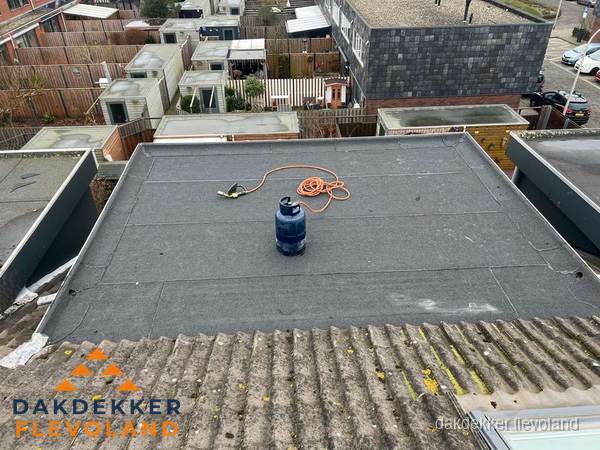 Plat dak met nieuwe bitumen dakbedekking en brandgereedschap in Flevoland Plat dak met nieuwe bitumen dakbedekking en brandgereedschap in Flevoland