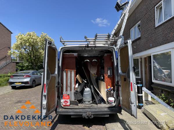Spoed dakdekker bus met gereedschap en ladder bij woning in Flevoland Spoed dakdekker bus met gereedschap en ladder bij woning in Flevoland