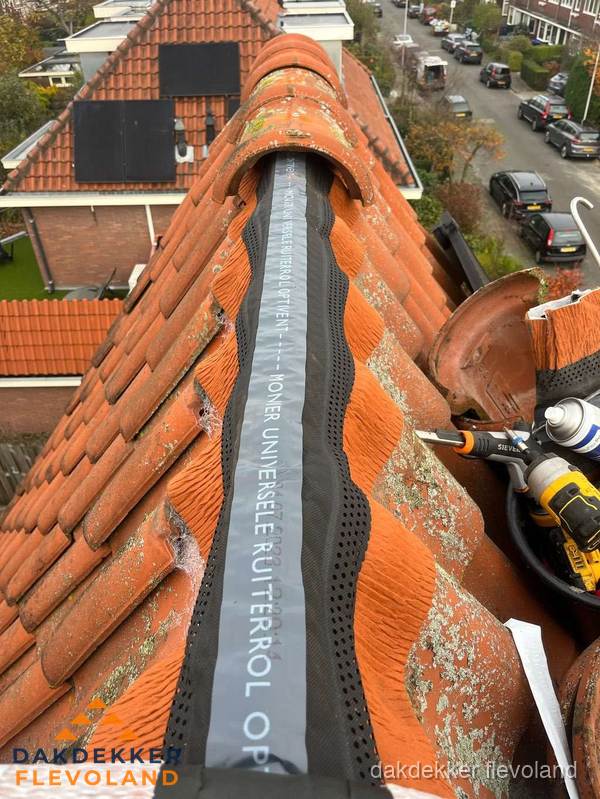 Dakdekker vervangt nokvorst met ruiterrol op pannendak in Flevoland Dakdekker vervangt nokvorst met ruiterrol op pannendak in Flevoland