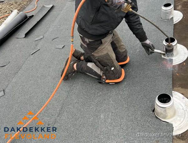 Dakdekker repareert bitumen dakleer bij dakdoorvoer in Flevoland Dakdekker repareert bitumen dakleer bij dakdoorvoer in Flevoland