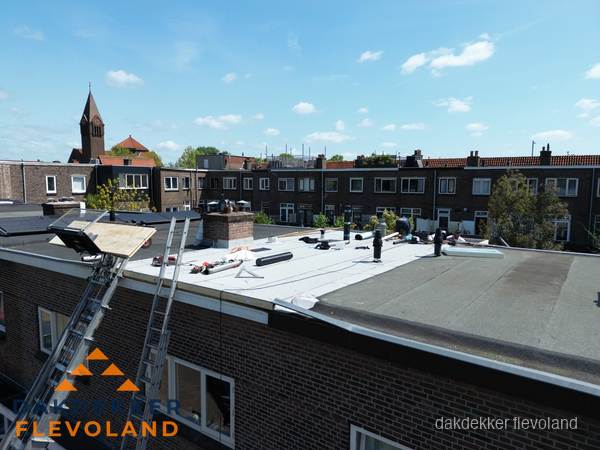 Dakdekkers aan het werk op plat dak in Flevoland Dakdekkers aan het werk op plat dak in Flevoland