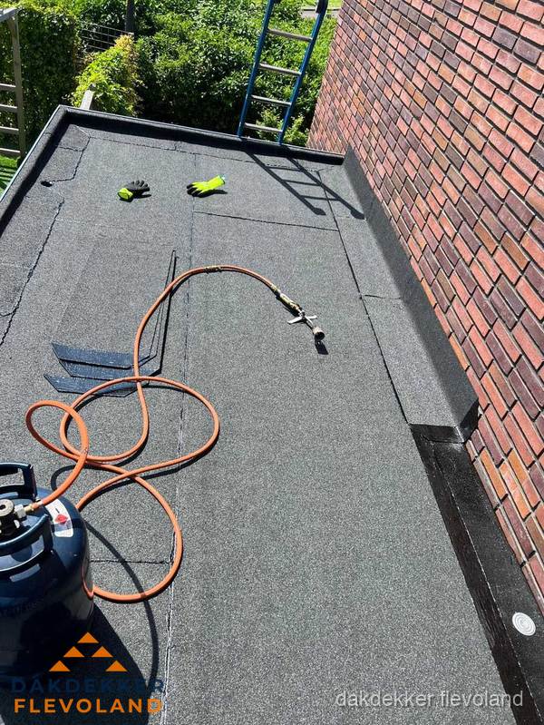 Plat dak met bitumen en brandgereedschap van dakdekkersbedrijf in Flevoland Plat dak met bitumen en brandgereedschap van dakdekkersbedrijf in Flevoland
