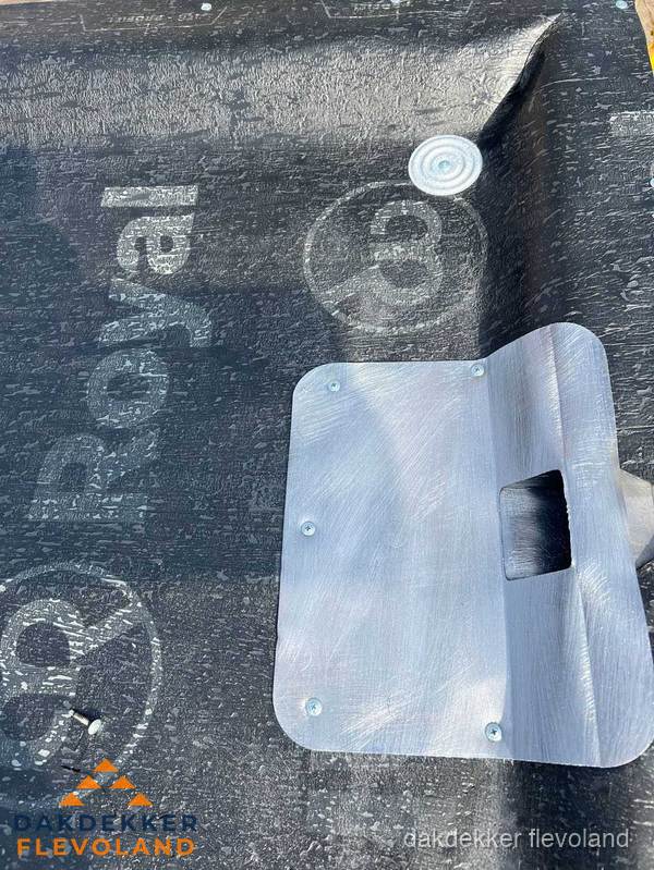 Dakgoot aansluiting op bitumen dak in Flevoland Dakgoot aansluiting op bitumen dak in Flevoland