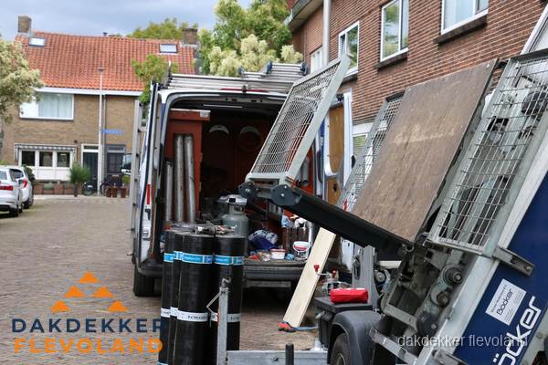 Dakdekkersbusje met materiaal en ladderlift voor dakpannen vervangen in Flevoland Dakdekkersbusje met materiaal en ladderlift voor dakpannen vervangen in Flevoland