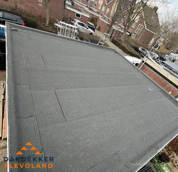 Nieuwe bitumen dakbedekking op plat dak van garage in Flevoland Nieuwe bitumen dakbedekking op plat dak van garage in Flevoland