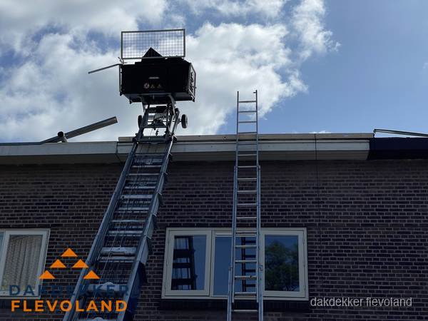 Ladderlift en ladder bij woning voor dakinspectie in Flevoland Ladderlift en ladder bij woning voor dakinspectie in Flevoland