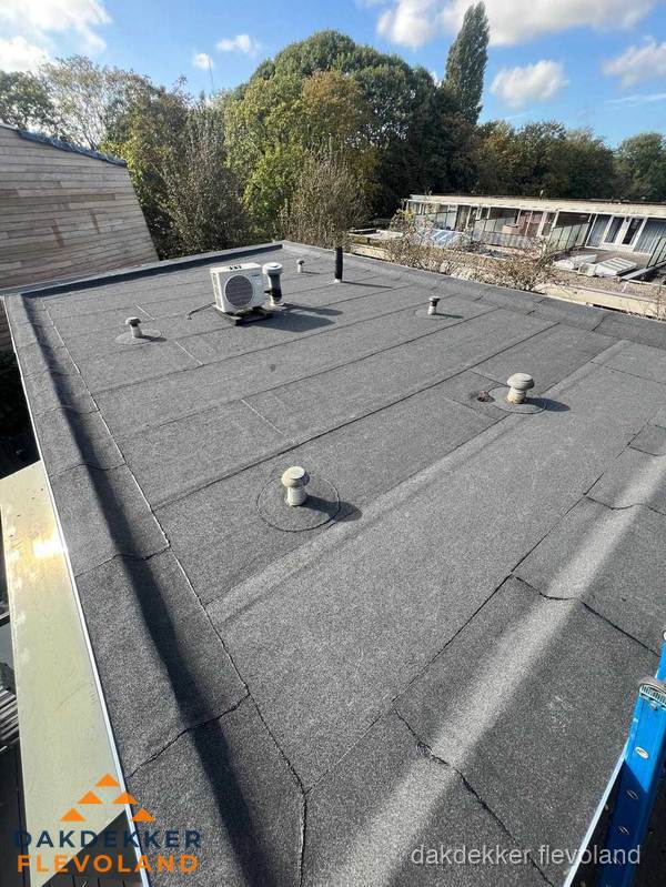 Kosten dakdekker: afgewerkt plat bedrijfsdak met bitumen in Flevoland Kosten dakdekker: afgewerkt plat bedrijfsdak met bitumen in Flevoland