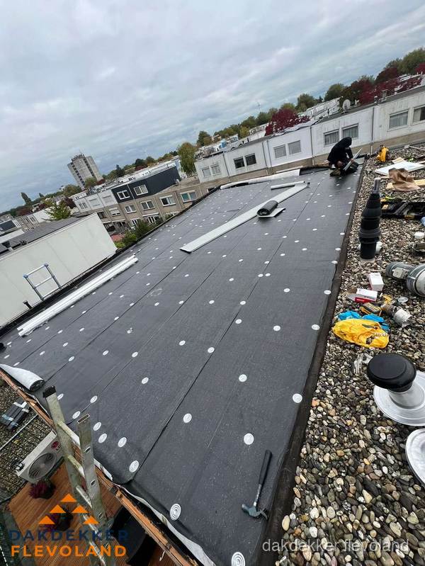 Dakleer vervangen op groot plat dak door dakdekker in Flevoland Dakleer vervangen op groot plat dak door dakdekker in Flevoland