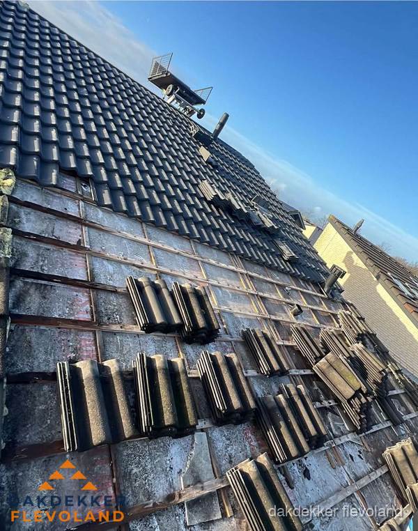 Schuin dak renovatie met nieuwe dakpannen in Flevoland Schuin dak renovatie met nieuwe dakpannen in Flevoland