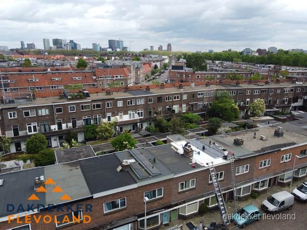 Spoed dakdekker aan het werk op plat dak in woonwijk Flevoland Spoed dakdekker aan het werk op plat dak in woonwijk Flevoland