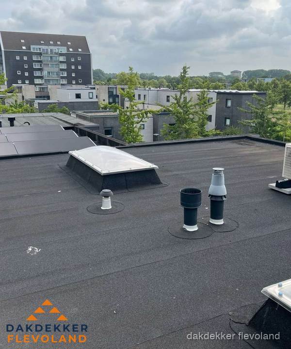 Groot plat dak met lichtkoepel en dakdoorvoeren in Flevoland Groot plat dak met lichtkoepel en dakdoorvoeren in Flevoland