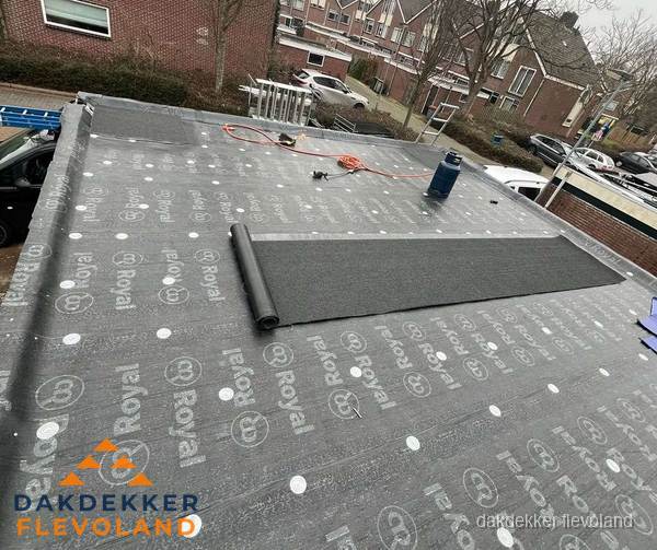 Dakrenovatie plat dak met bitumen dakbedekking in Flevoland Dakrenovatie plat dak met bitumen dakbedekking in Flevoland