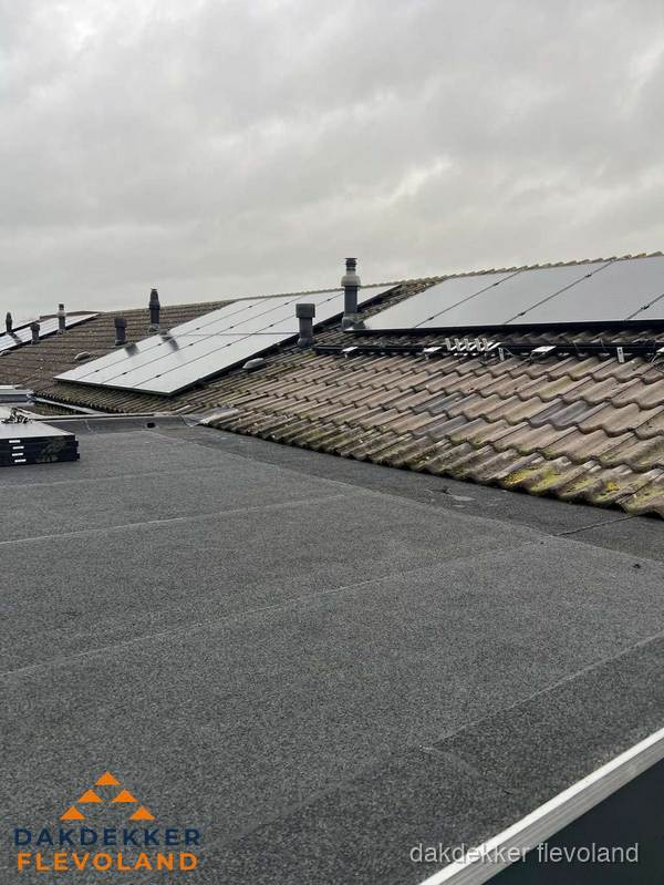 Bitumen dakbedekking op plat dak met aansluitend pannendak en zonnepanelen in Flevoland Bitumen dakbedekking op plat dak met aansluitend pannendak en zonnepanelen in Flevoland