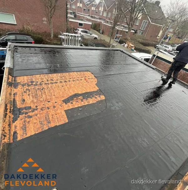 Dakdekker brengt EPDM dakbedekking aan op plat dak in Flevoland Dakdekker brengt EPDM dakbedekking aan op plat dak in Flevoland