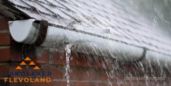 Lekkende dakgoot tijdens regenval in Flevoland Lekkende dakgoot tijdens regenval in Flevoland