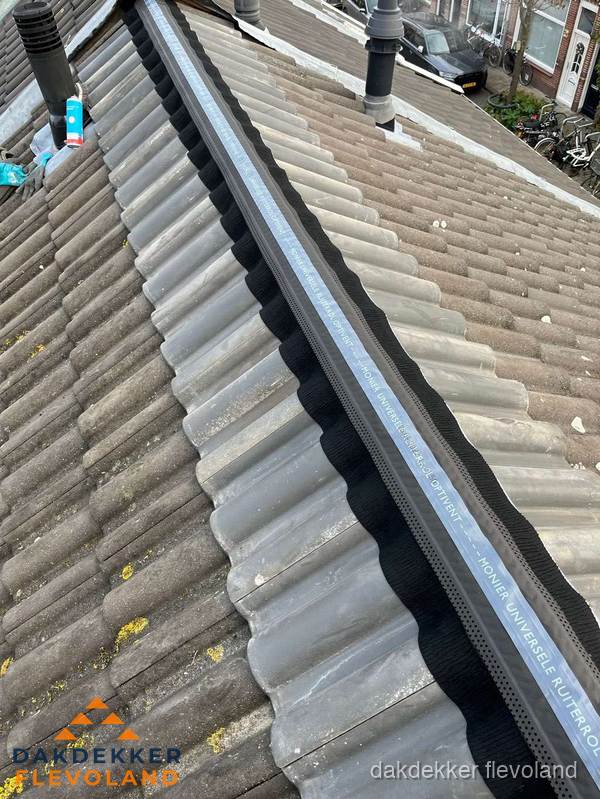 Nokvorst met Monier ventilatie op schuin pannendak in Flevoland Nokvorst met Monier ventilatie op schuin pannendak in Flevoland