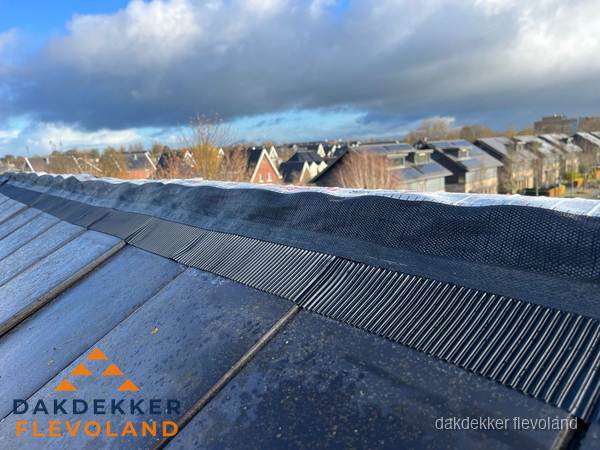 Dakisolatie bij de nok met ventilatieprofiel op schuin dak in Flevoland Dakisolatie bij de nok met ventilatieprofiel op schuin dak in Flevoland
