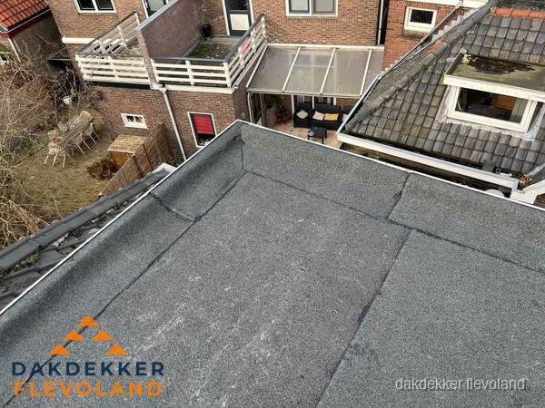 Overzicht plat dak met dakgoot in woonwijk Flevoland Overzicht plat dak met dakgoot in woonwijk Flevoland