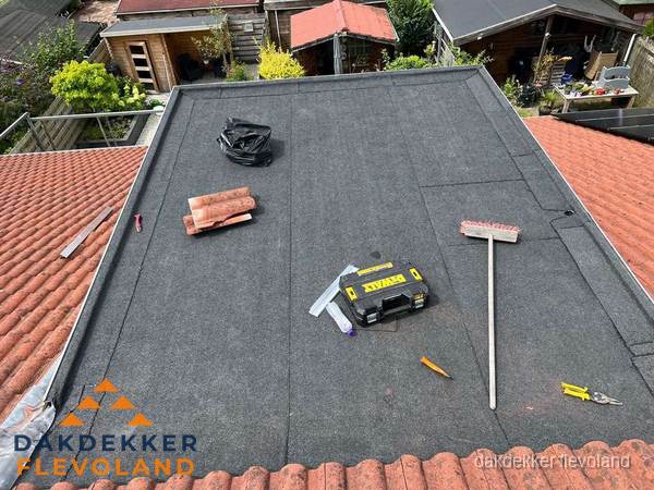Gereedschap op nieuw plat dak na renovatie in Flevoland Gereedschap op nieuw plat dak na renovatie in Flevoland