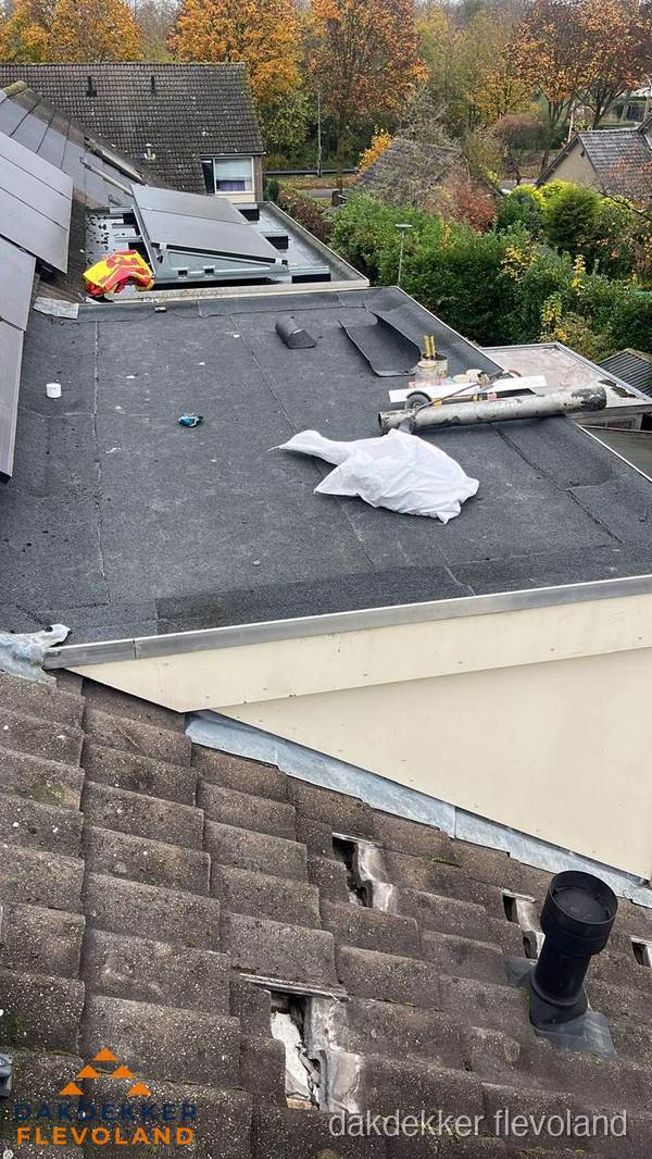 Beschadigde dakbedekking op plat dak voor reparatie in Flevoland Beschadigde dakbedekking op plat dak voor reparatie in Flevoland
