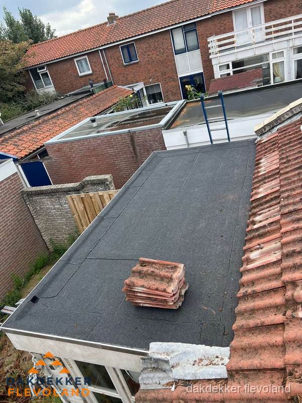 Aanbouw plat dak met reservepannen voor dakpannen vervangen in Flevoland Aanbouw plat dak met reservepannen voor dakpannen vervangen in Flevoland