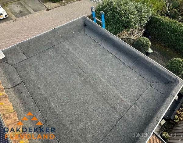 Gerenoveerd plat dak met nieuwe bitumen dakbedekking in Flevoland Gerenoveerd plat dak met nieuwe bitumen dakbedekking in Flevoland
