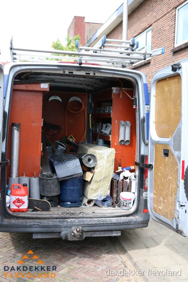 Bedrijfsbus van dakdekker met gereedschap en materialen in Flevoland Bedrijfsbus van dakdekker met gereedschap en materialen in Flevoland
