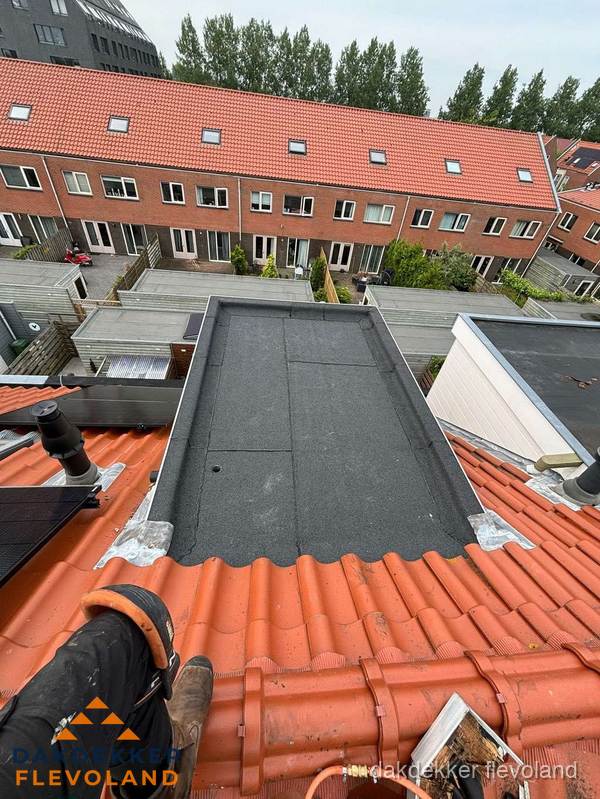 Bitumen dak reparatie op plat dak tussen dakpannen in Flevoland Bitumen dak reparatie op plat dak tussen dakpannen in Flevoland