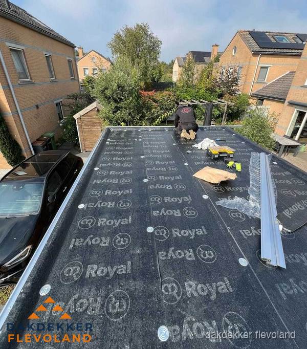 Dakdekker aan het werk op plat dak renovatie in Flevoland Dakdekker aan het werk op plat dak renovatie in Flevoland
