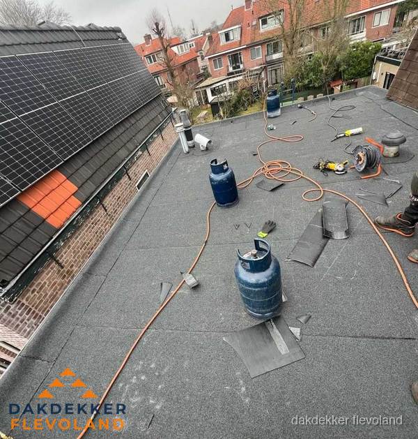 Daklekkage repareren met brandgereedschap op plat dak in Flevoland Daklekkage repareren met brandgereedschap op plat dak in Flevoland