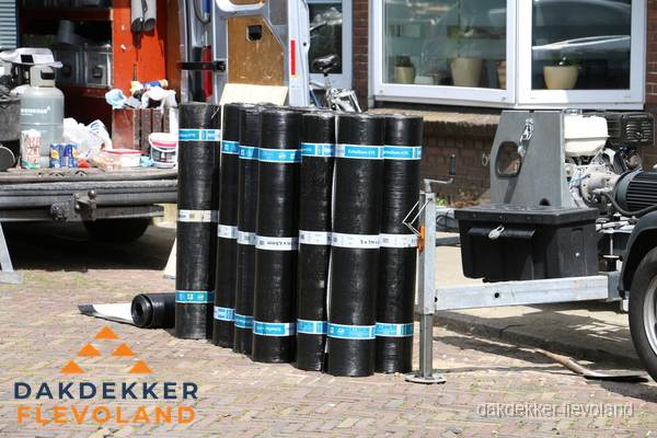 Rollen bitumen dakbedekking klaar voor daklekkage reparatie in Flevoland Rollen bitumen dakbedekking klaar voor daklekkage reparatie in Flevoland