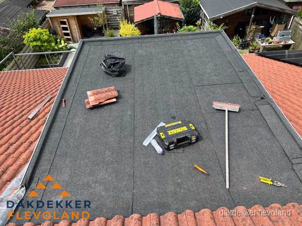 Nieuw plat dak met bitumen dakbedekking in Flevoland Nieuw plat dak met bitumen dakbedekking in Flevoland