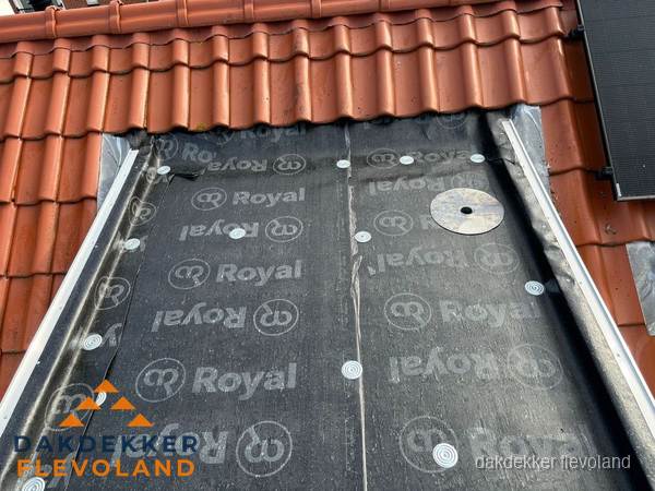 Nieuw dak met dakpannen en Royal onderlaag bij woning in Flevoland Nieuw dak met dakpannen en Royal onderlaag bij woning in Flevoland