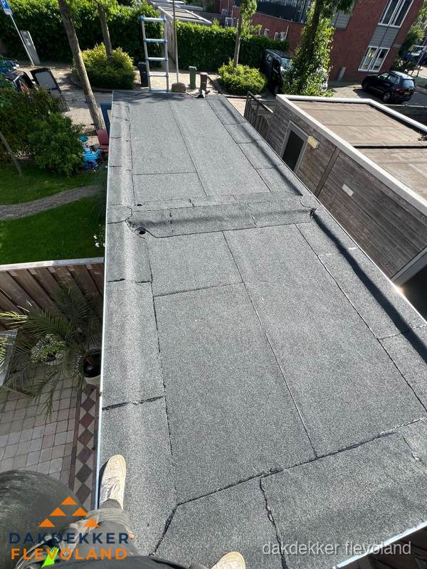 Bitumen plat dak rijtjeswoning vanuit dakdekker perspectief in Flevoland Bitumen plat dak rijtjeswoning vanuit dakdekker perspectief in Flevoland