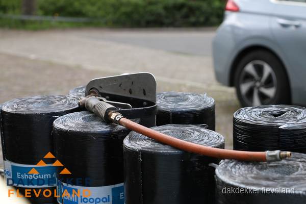 Rollen bitumen dakbedekking EshaGum klaar voor installatie in Flevoland Rollen bitumen dakbedekking EshaGum klaar voor installatie in Flevoland