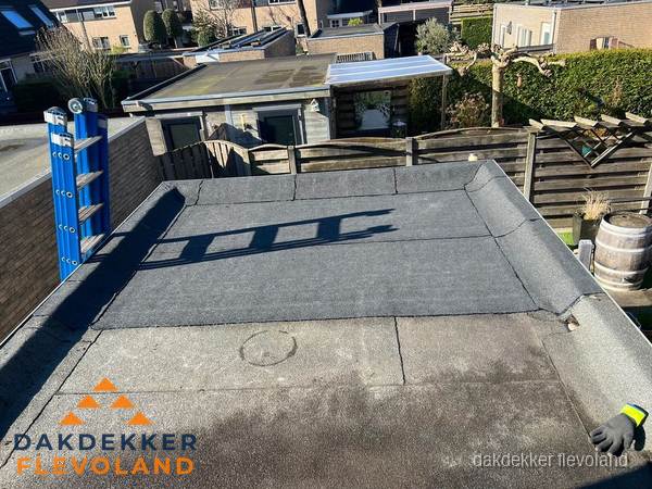 Dakdekker bij bitumen plat dak renovatie in Flevoland Dakdekker bij bitumen plat dak renovatie in Flevoland