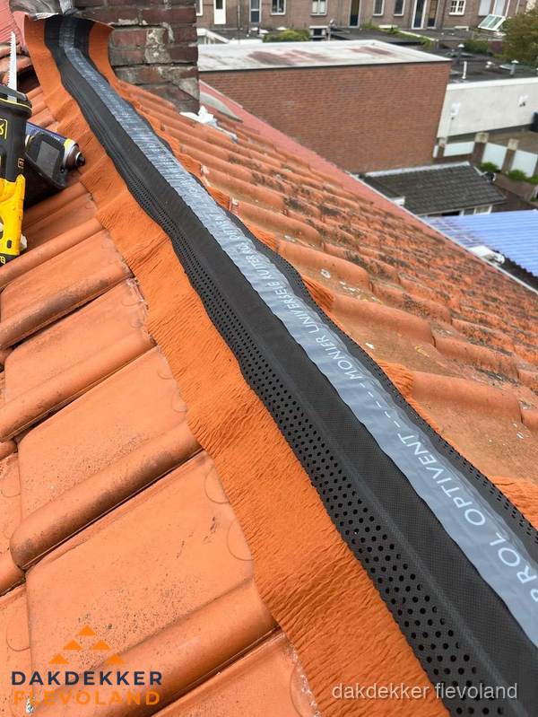 Nokventilatie installeren op hellend pannendak in Flevoland Nokventilatie installeren op hellend pannendak in Flevoland