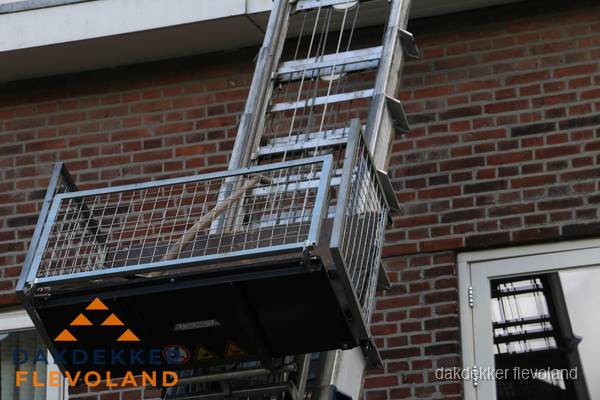 Ladderlift met dakpannen voor dakpan reparatie in Flevoland Ladderlift met dakpannen voor dakpan reparatie in Flevoland