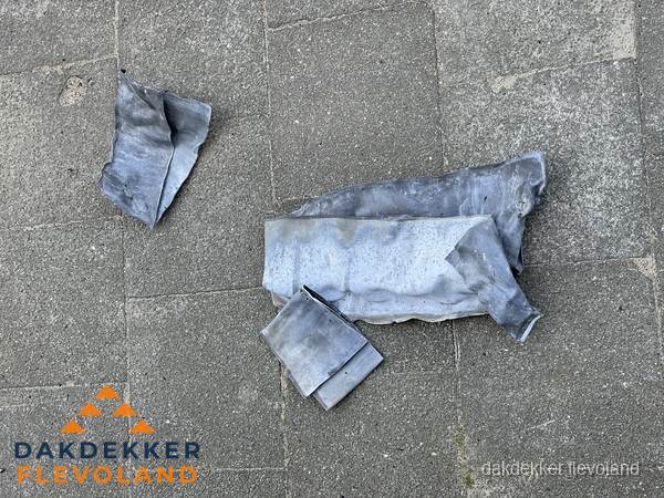 Oude verwijderde loodslabben na vervanging in Flevoland Oude verwijderde loodslabben na vervanging in Flevoland
