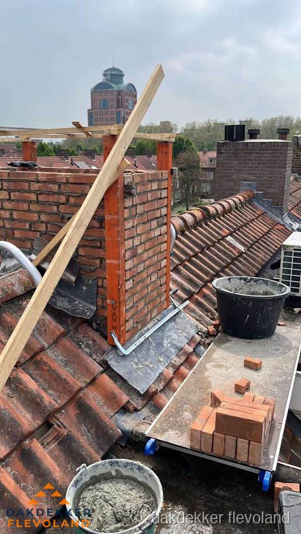 Schoorsteen renovatie met metselwerk op schuin dak in Flevoland Schoorsteen renovatie met metselwerk op schuin dak in Flevoland